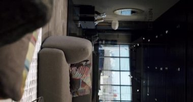 Gri mobilyalı modern Minimalist oturma odası. Moda mobilyalar. Minimalist İç İşleri. Modern Mobilya Tasarımı. Lüks Zarif Oda. Gayrimenkul özel evi. Dikey video.