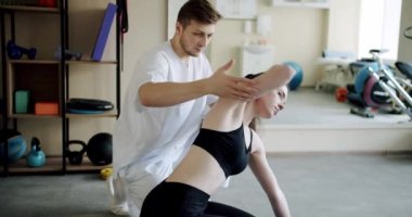 Güzel bir kadın, klinikte fizik tedavi programı, rehabilitasyon gibi profesyonel bir doktorun gözetiminde egzersiz yapıyor. Sağlık kavramı