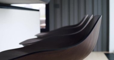 Modern mutfak ve bar kahverengi sandalyeler minimalist dairede mutfak odasında. Modern sandalyeler. Kahverengi Minimalist Tasarım Sandalyeleri. Rahat bir tasarım ve rahat bir daire. İtalyan Tasarım Mobilya Ayrıntıları.