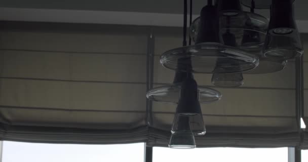 Минималистичные Круглые Стеклянные Потолочные Лампы Украшенная Лампа Висящая Потолке Современная — стоковое видео