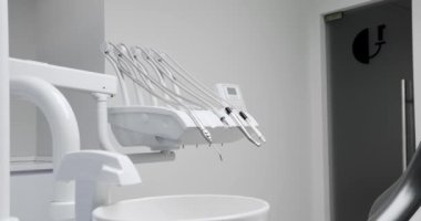 Dişçi koltuğu ve tıbbi ekipmanlı modern oda. Modern Dişçi Ofisi. Diş bakımı kavramı. Diş sağlığı kliniği ekipmanları.