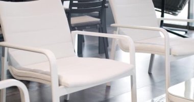 Minimalist sandalyesi ve masası olan beyaz teras mobilyası. Bahçe mobilyaları, Modern Lüks Villa. Minimalist daire. Açık masa ve bahçe parkı için sandalyeler. Lüks villa için modern sandalyeler.