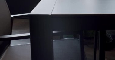 Lüks villa için modern Siyah Sandalyeler, minimalist sandalyesi ve masası olan Summer Terrace mobilyaları. Bahçe mobilyaları, Modern Lüks Villa. Minimalist daire. Bahçe parkı için açık masa sandalyeleri.