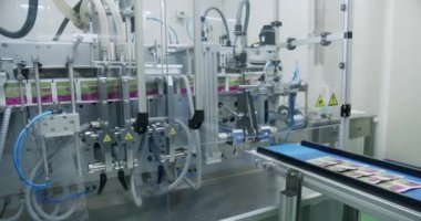 Otomatik üretim hattında paketlenmiş mallar. Uyuşturucu ambalajı. İlaç paketleme makinesi tıbbi fabrika montaj hattı. İlaç imalatının üretim hattı.