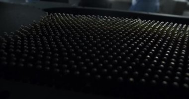 Sıvı ve kapta partiküller için ampuller. Tıbbi analiz cihazını kapat. İlaç sanayisi. Şişe aşısı. İlaç fabrikasındaki ilaç üretim hattı..