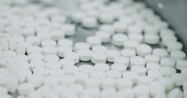 Белые Таблетки Движутся Металлической Автоматической Линии Цехе Фармацевтической Фабрики Процесс — стоковое видео
