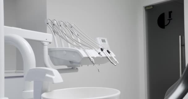 Nowoczesny Pokój Krzesłem Dentystycznym Sprzętem Medycznym Nowoczesne Biuro Stomatologiczne Koncepcja — Wideo stockowe