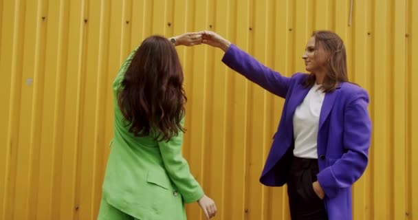 Lgbt Kvinde Taler Danser Farverigt Tøj Udendørs Wellow Baggrund Ung – Stock-video