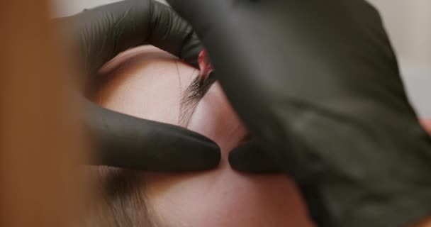 Maestro Hace Maquillaje Permanente Ceja Con Una Máquina Del Tatuaje — Vídeos de Stock