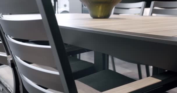 ミニマリストチェアとテーブル付きの夏のブラックテラスの家具 庭のための家具 モダンな高級ヴィラ ミニマリストのアパート ガーデンパークの屋外テーブルと椅子 高級ヴィラのためのモダンな椅子 — ストック動画