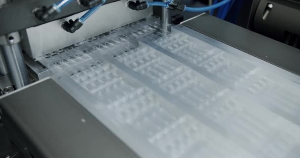 氨水包装中的呼噜声 制药自动化工业和制造技术设备的概念 传送带上的医疗座标 安培剂的空包装 — 图库视频影像