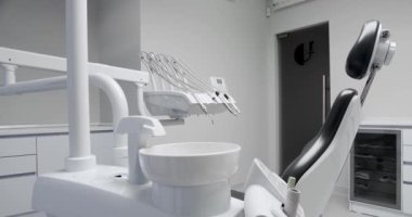 Dişçi koltuğu ve tıbbi ekipmanlı modern oda. Modern diş hekimliği, sandalye ve diğer aksesuarlar. Diş sağlığı kliniği ekipmanları.
