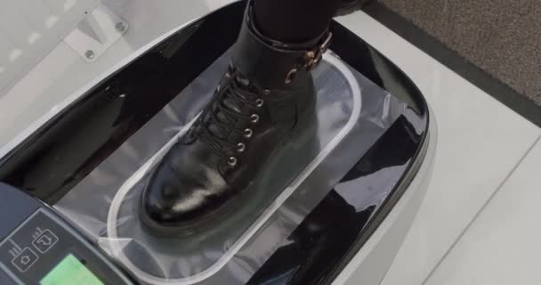 Máquina Automática Laminación Cubierta Zapato Termocontraíble Cerrad Dispensador Sala Del — Vídeo de stock