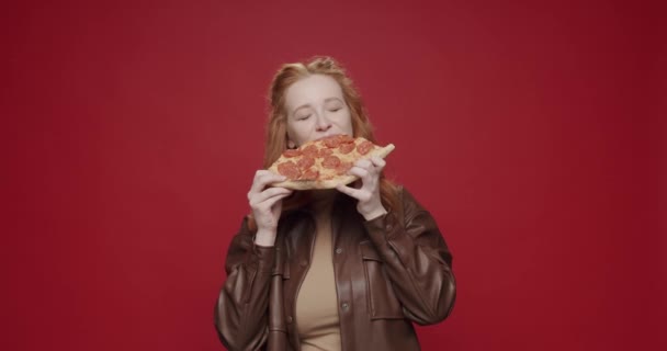Красива Голодна Дівчина Їсть Піцу Пепероні Насолоджується Посміхається Червоному Ізольованому — стокове відео