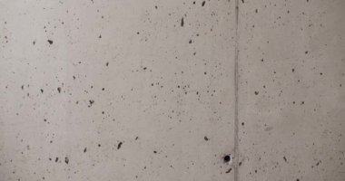 Beton dokusu minimalist bir iç kısımda, duvar ise gri tonda çekiliyor. Doku, arkaplan