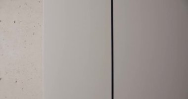 Beton dokusu minimalist bir iç kısımda, duvar ise gri tonda çekiliyor. Doku, arkaplan