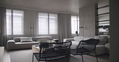 Modern oturma odası. Lüks minimalist tasarım, beyaz ve gri tonlu gerçek daire, zarif sandalye ve lüks mobilyalar, beyaz halı ve siyah ses teknikleri