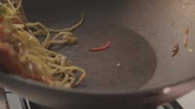 Mutfakta tavada tavuk pişirmek. Şef Lezzetli tavada bir et yemeği hazırlıyor. Sıcak tavada kızarmış et. Yakın çekim nefis et. Restoran ve Gastronomi konsepti ve lezzetli yemekler..