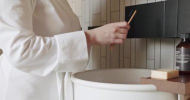 Kadınlar modern musluğu lavaboyla, minimalist banyo aksesuarlarıyla, lüks banyo içiyle, minimalist iç dekorasyonla ve banyo aksesuarlarıyla açarlar. , 