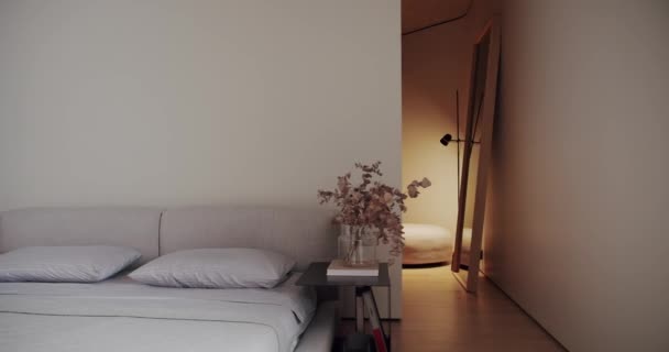 Schlafzimmer Einer Minimalistischen Wohnung Weißtönen Mit Modernem Großbild Und Schwarzer — Stockvideo