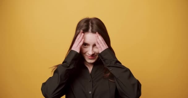 Spännande Ung Kvinna Överraskande Kamera Statisk Bild Glad Ung Brunett — Stockvideo
