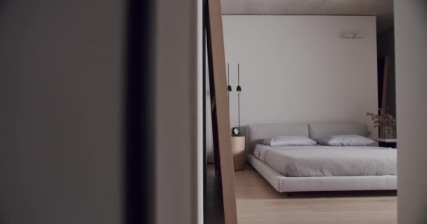 Sypialnia Minimalistycznym Apartamencie Odcieniach Bieli Nowoczesnym Dużym Obrazem Czarną Lampą — Wideo stockowe