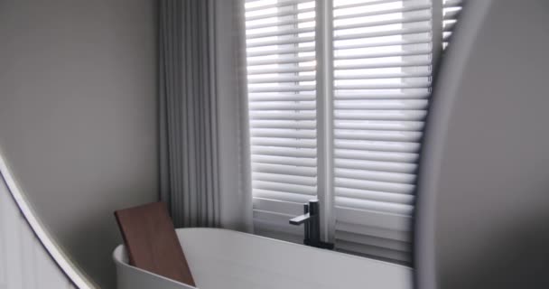 Luxusní Koupelna Interiér Minimalistický Interiér Bílých Barvách Příslušenstvím Koupelny Zrcadlo — Stock video