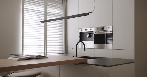 Moderne Keuken Kamer Minimalistisch Appartement Met Eethoek Van Natuurlijk Hout — Stockvideo