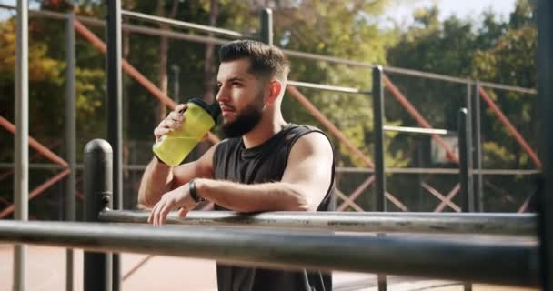 运动健将吃剩的心脏运动后喝水 运动结束 干得好 一个健康的白人训练后放松 体育和健身技术 健康的生活方式和户外活动 — 图库视频影像