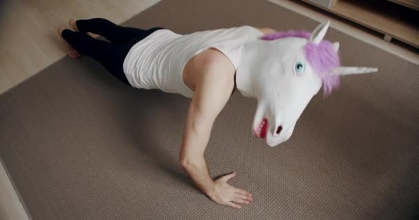 Hombre Gracioso Con Máscara Unicornio Haciendo Ejercicio Flexiones Casa Fitness — Vídeo de stock