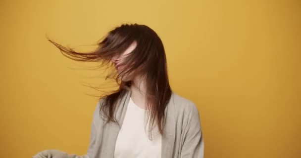 Glædelig Ung Brunette Danser Energisk Glædelig Ung Kvinde Stilfuldt Tøj – Stock-video