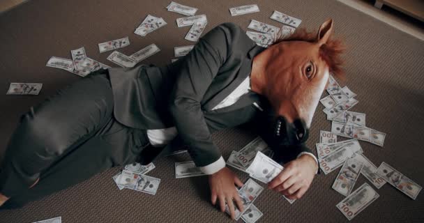 Αστείος Άνθρωπος Μάσκα Αλόγου Ένα Κοστούμι Απολαμβάνοντας Την Οικονομική Επιτυχία — Αρχείο Βίντεο