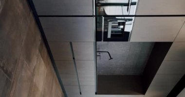 Modern ve geniş ahşap mutfak odası. Gayrimenkul. Bir adası olan lüks bir mutfak. Lüks evde modern iç mekan. Modern Krom Musluk. Gerçek Lüks Tasarım İçi. İçerisi sıcacık. Dikey video.