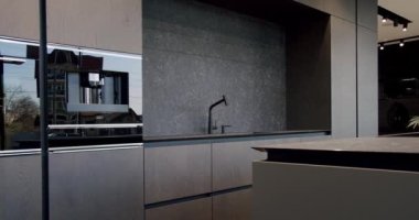 Modern ve geniş ahşap mutfak odası. Gayrimenkul. Modern Krom Musluk. Yeni Ev 'de minimalist tasarım. Gerçek Lüks Tasarım İçi. Neoklasik biçim, samimi iç mekan.