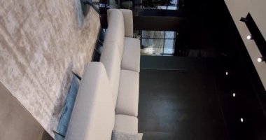 Bej ve beyaz mobilyalı modern Minimalist oturma odası. Moda mobilyalar. Minimalist İç İşleri. Lüks Zarif Oda. Gayrimenkul özel evi. Dikey video.