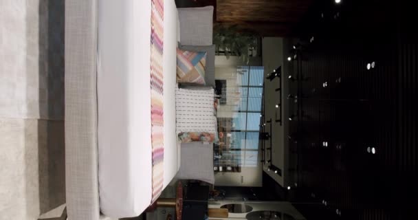 Elegance Indretning Moderne Soveværelse Interiør Seng Med Mange Puder Minimalistisk – Stock-video