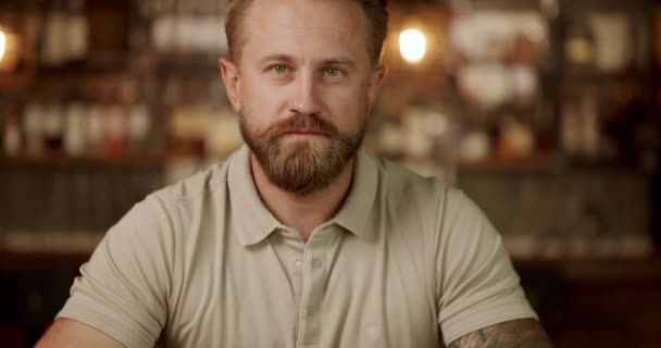 Bartender Ceria Tersenyum Untuk Kamera Foto Tangan Pria Berjanggut Yang — Stok Video