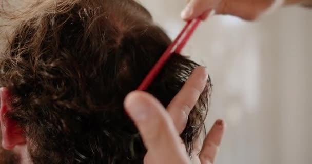 Obtenir Les Services Coiffeur Styliste Coupe Cheveux Moderne Dans Salon — Video