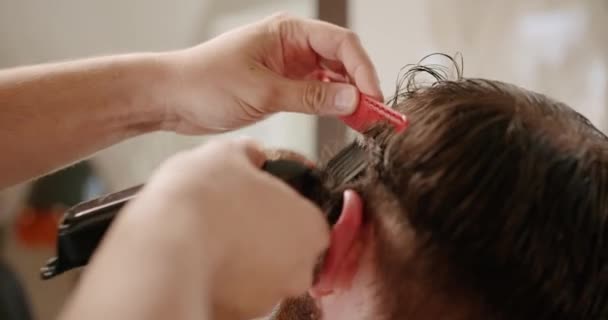 Homem Bonito Recebendo Novo Penteado Com Aparador Elétrico Feche Com — Vídeo de Stock