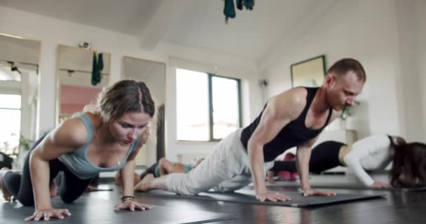 男人和女人一起躺在演播室里在健身室和体操课上锻炼伸展健康生活方式 在健身室锻炼健康生活方式 — 图库视频影像