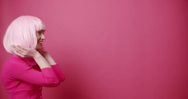 Надзвичайно Щаслива Схвильована Жінка Яка Святкує Чудові Новини Ізольовано Рожевому — стокове відео