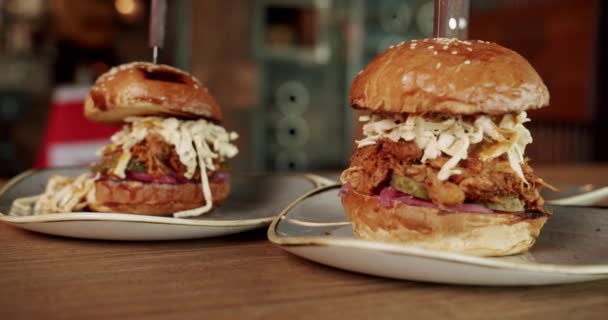 Chutné Hamburgery Podávané Talířích Ruční Záběr Lahodných Hamburgerů Noži Podávané — Stock video