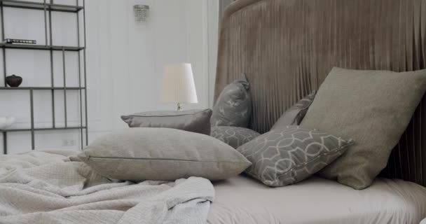 Elegantes Interieur Minimalistisches Braunes Und Graues Schlafzimmer Bett Mit Vielen — Stockvideo