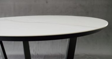 Gri arka planda Minimalist Beyaz Yemek Yuvarlak Masası. Modern stil Beyaz Masa. Minimalist yuvarlak masalı modern yemek odası. Yemek odasında zarif ve rahat bir ev..