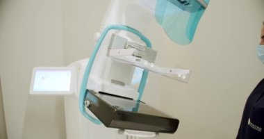 Göğüs kanseri teşhisi. Kadınlar için tıbbi göğüs röntgeni. Hastane odasında kanser önleme rutini. Hastane Radyoloji Odası. Modern bir hastanede yüksek performanslı mammografi cihazı.