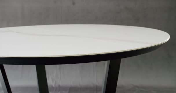 Gri Arka Planda Minimalist Beyaz Yemek Yuvarlak Masası Modern Stil — Stok video