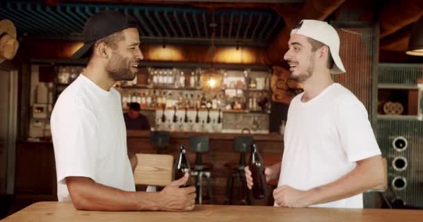 Bir Grup Arkadaş Bira Içiyor Sohbet Ediyor Barda Iyi Vakit — Stok video