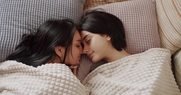 Zwei Frauen Umarmen Sich Herzlich Und Entspannen Sich Hause Schlafzimmer — Stockvideo
