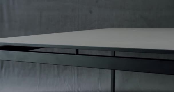 ダイニングルームでエレガントで快適な家 孤立した灰色の背景にミニマリストの黒のダイニングテーブル モダンなスタイリッシュなブラックテーブル モダンなダイニングルームミニマリストグレーの長方形のテーブルとインテリア — ストック動画