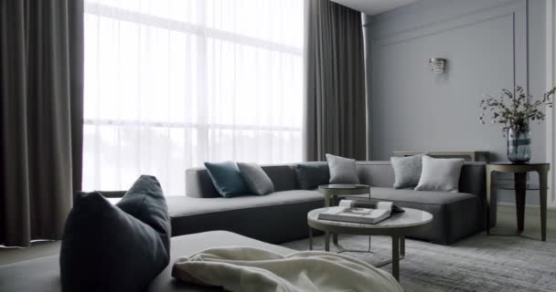 现代有灰色家具的客厅 现代住宅内部与角落索法圆桌会议 时尚的家具 简约家庭内部 舒适的现代家具 奢华雅致的房间 — 图库视频影像